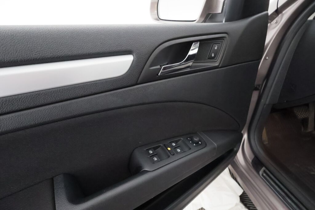 Skoda Superb 2011 Ruskea (beige)