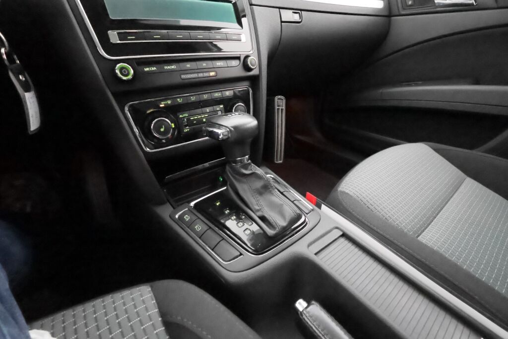 Skoda Superb 2011 Ruskea (beige)