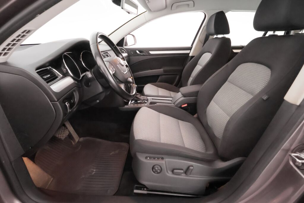 Skoda Superb 2011 Ruskea (beige)