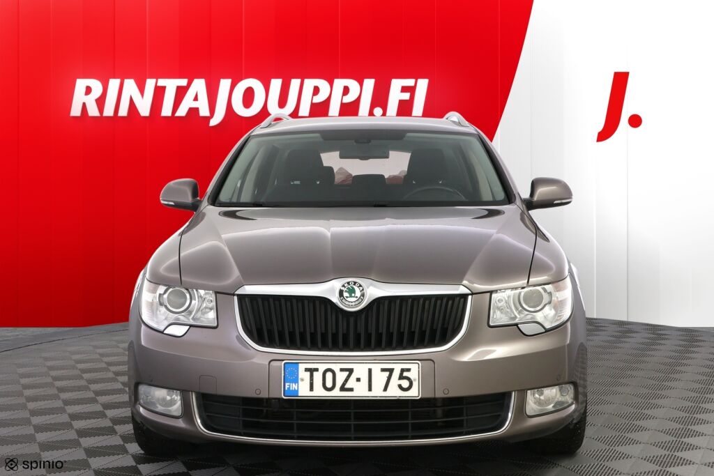 Skoda Superb 2011 Ruskea (beige)