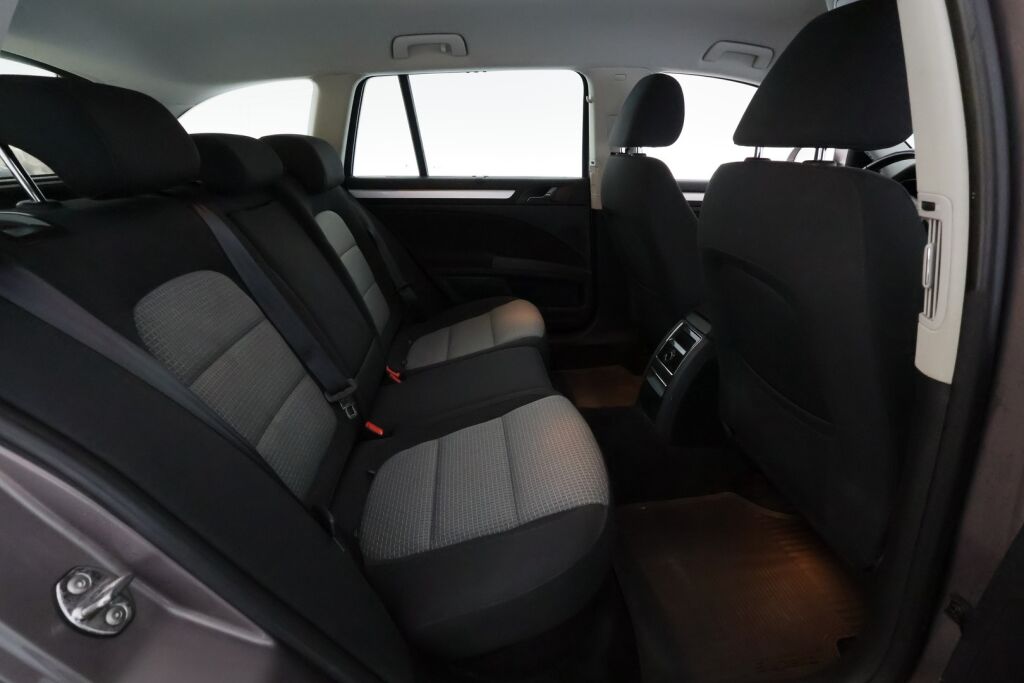 Skoda Superb 2011 Ruskea (beige)