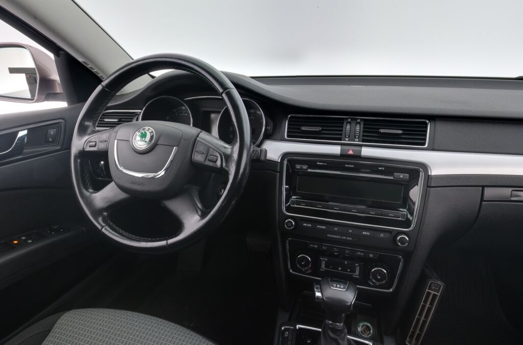 Skoda Superb 2011 Ruskea (beige)