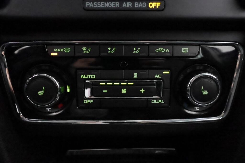 Skoda Superb 2011 Ruskea (beige)