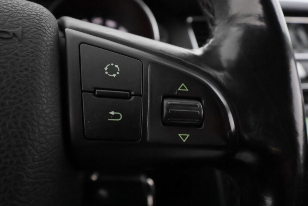 Skoda Superb 2011 Ruskea (beige)