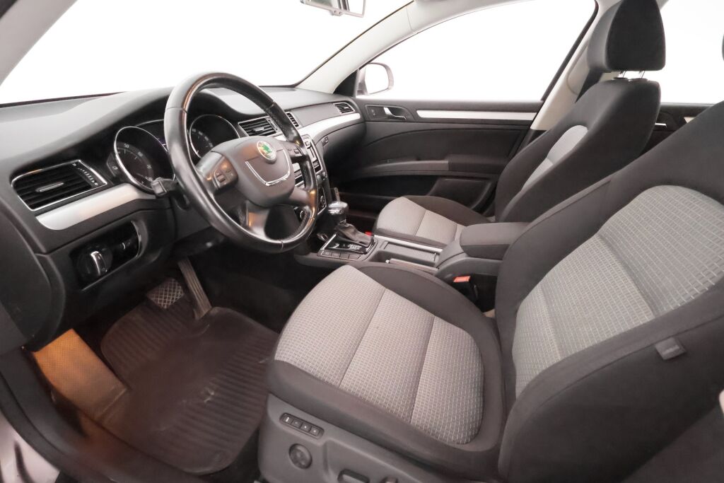 Skoda Superb 2011 Ruskea (beige)