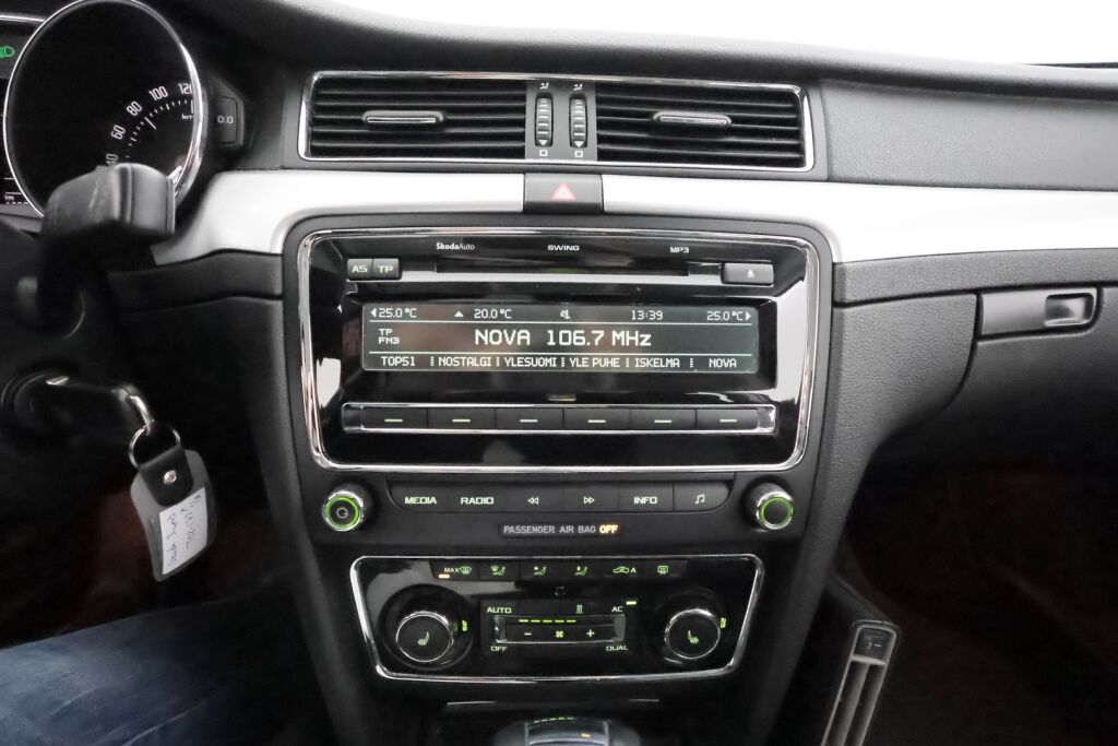 Skoda Superb 2011 Ruskea (beige)