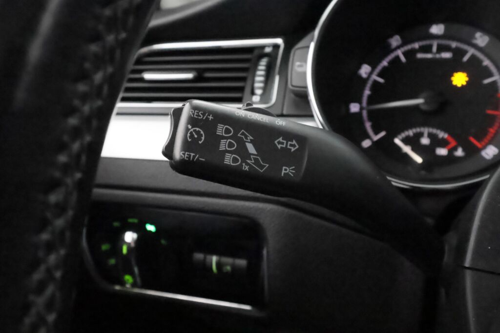 Skoda Superb 2011 Ruskea (beige)