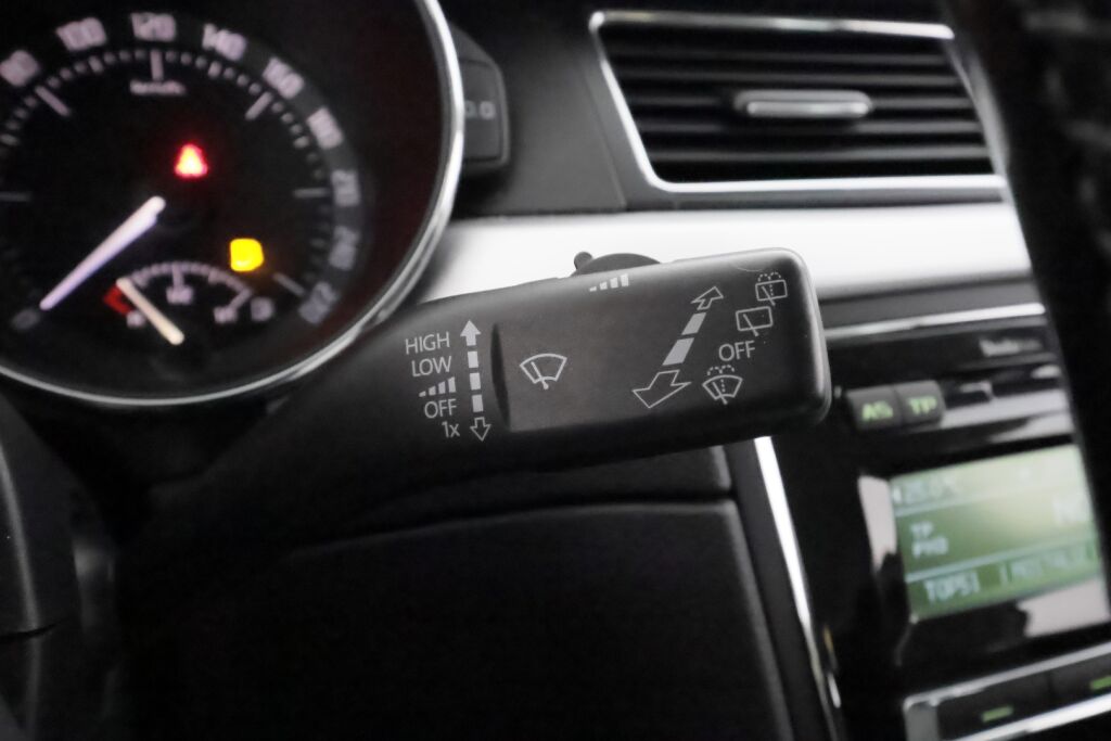 Skoda Superb 2011 Ruskea (beige)