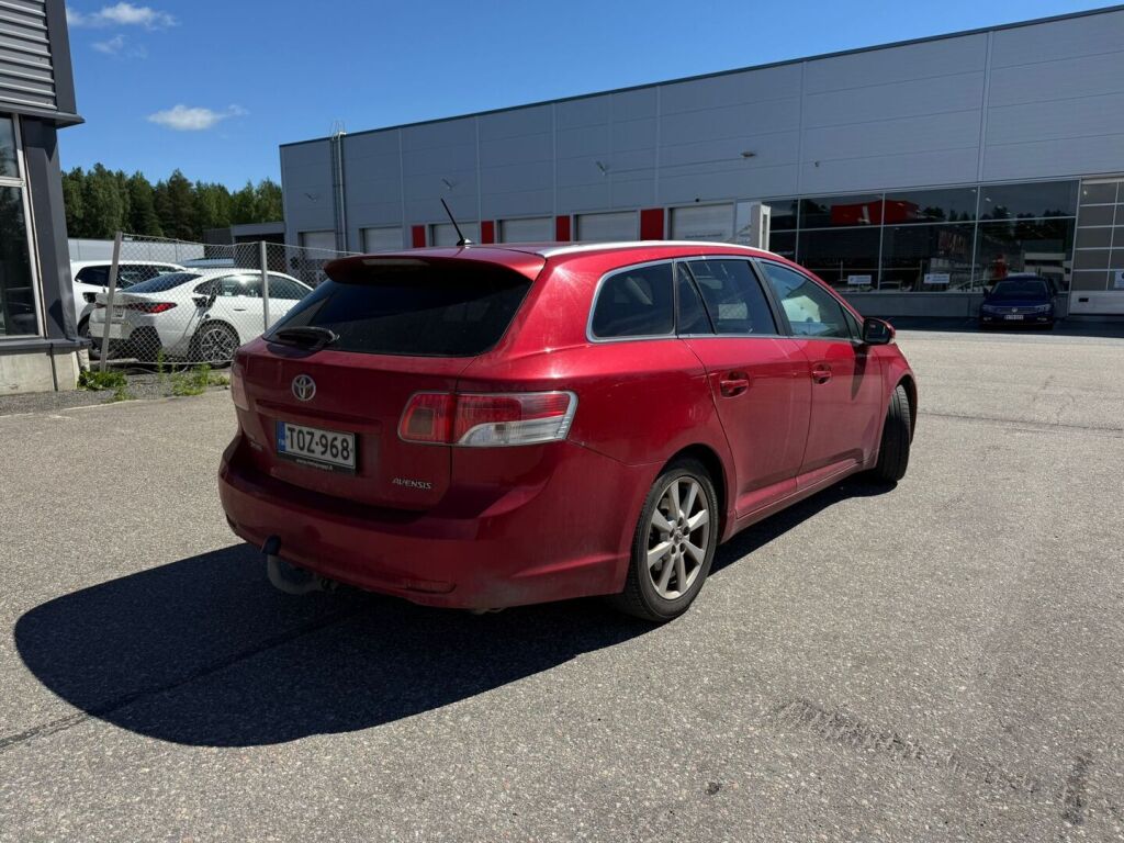 Toyota Avensis 2011 Punainen