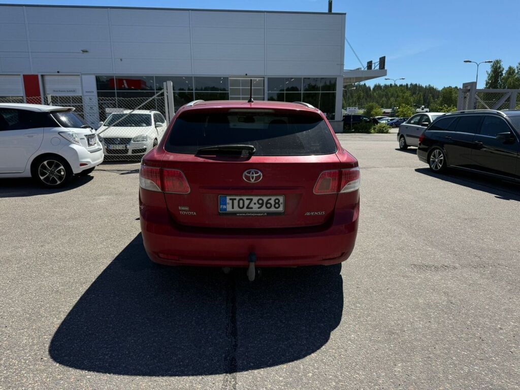 Toyota Avensis 2011 Punainen