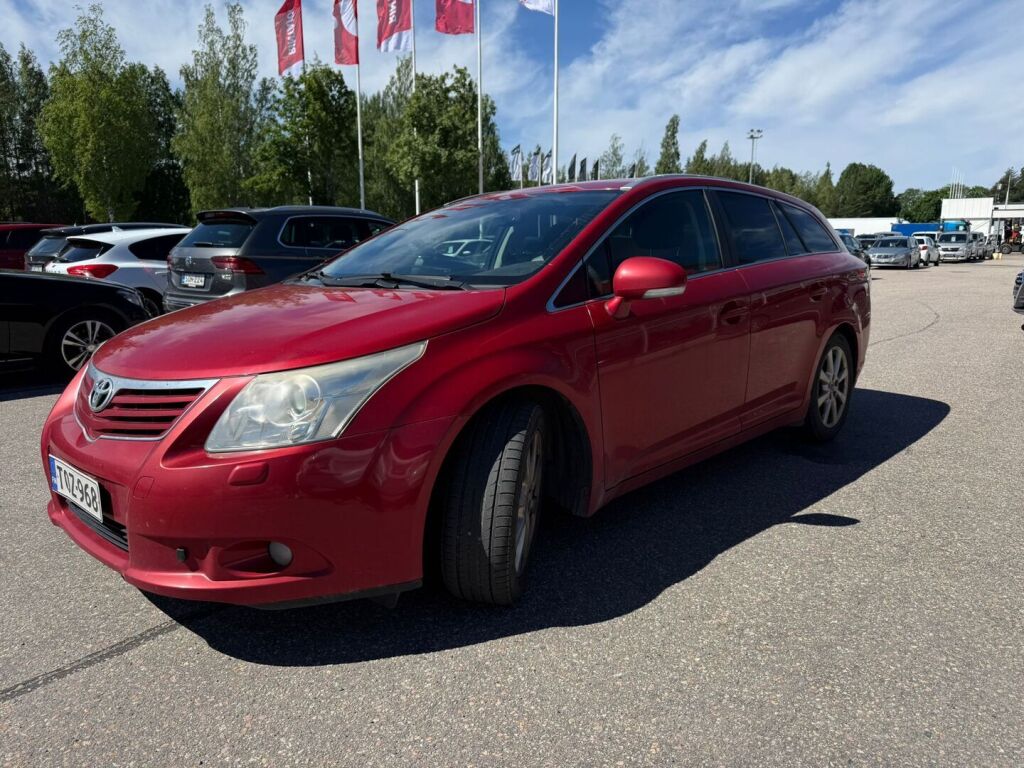 Toyota Avensis 2011 Punainen