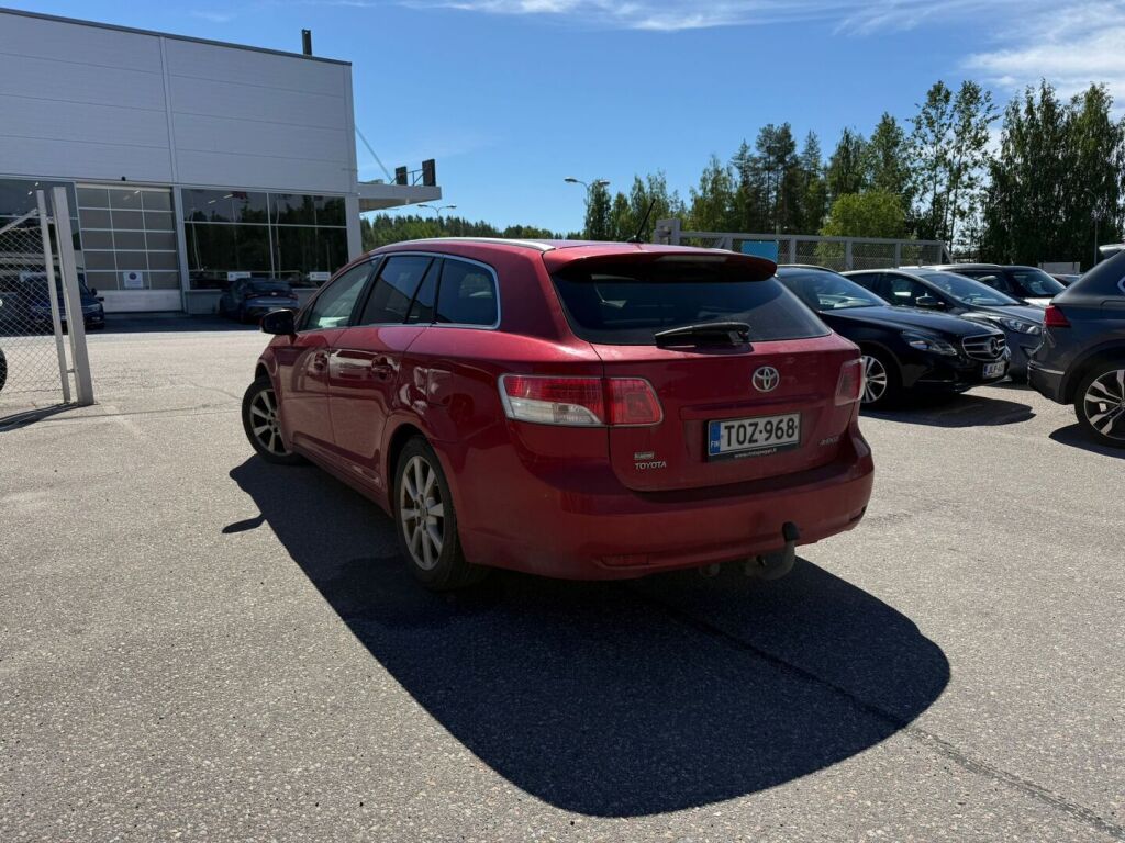 Toyota Avensis 2011 Punainen