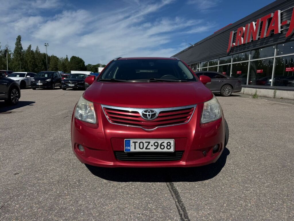 Toyota Avensis 2011 Punainen