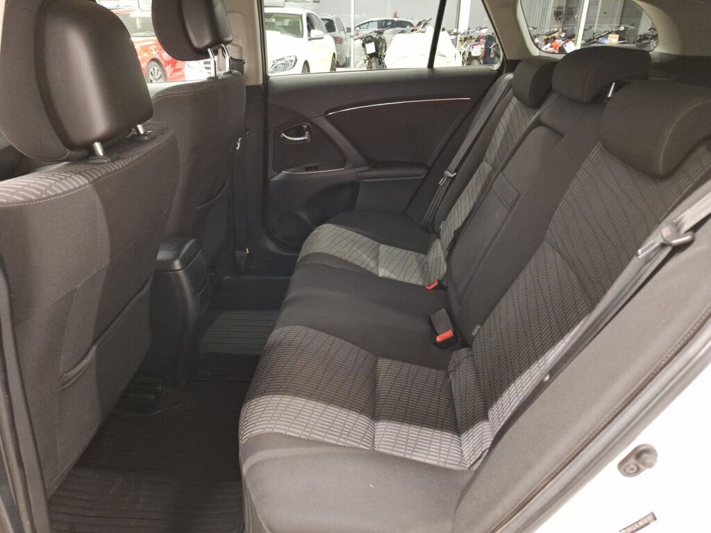 Toyota Avensis 2011 Valkoinen