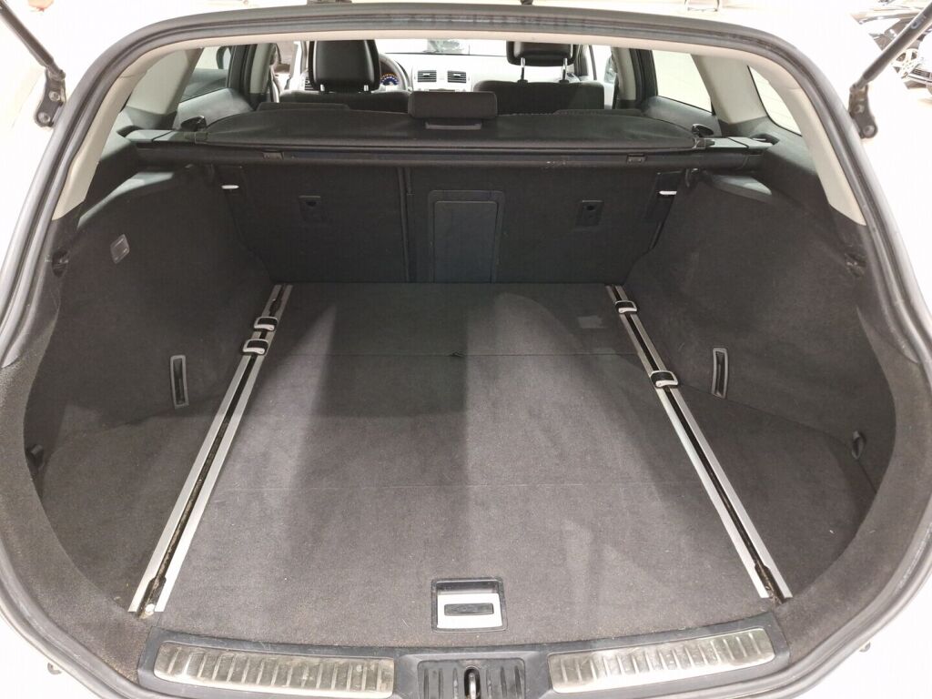 Toyota Avensis 2011 Valkoinen