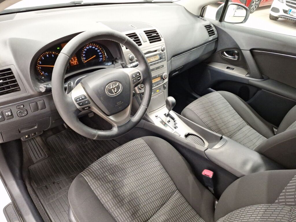 Toyota Avensis 2011 Valkoinen