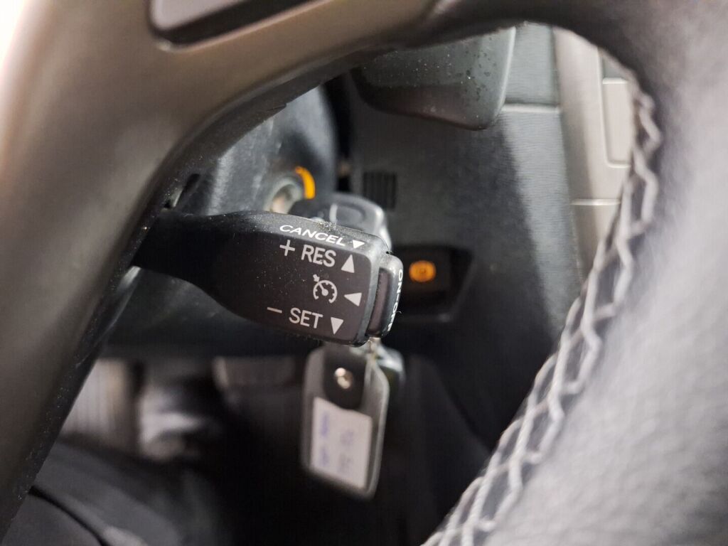 Toyota Avensis 2011 Valkoinen