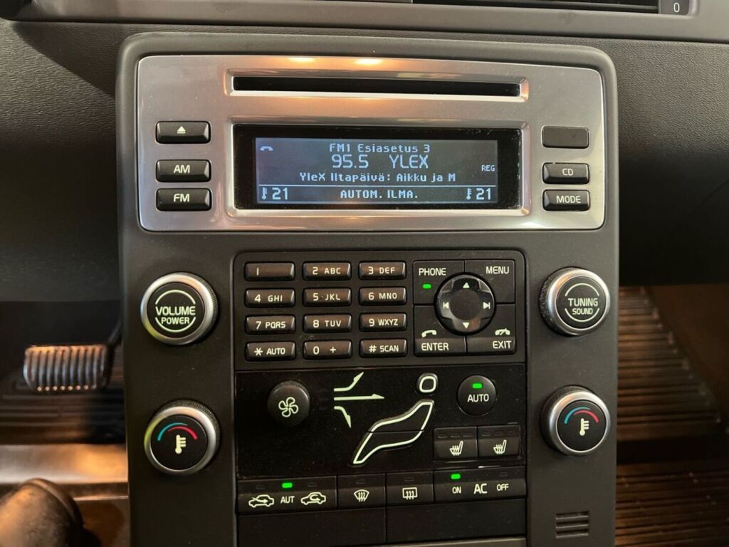 Volvo V70 2011 Musta