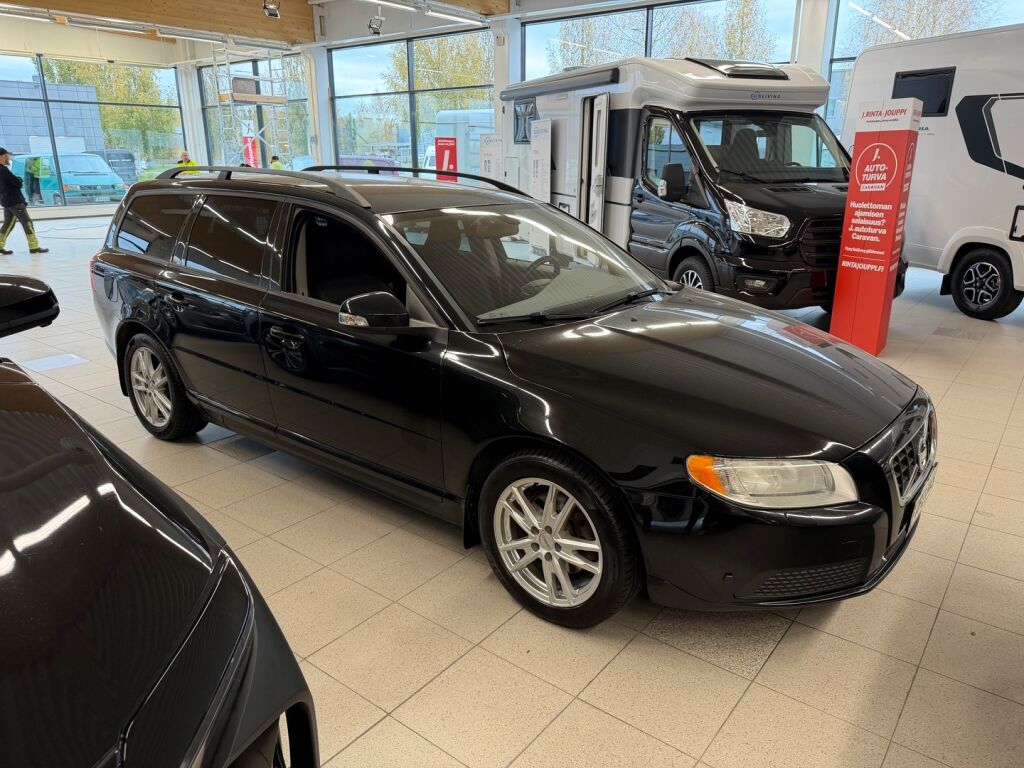 Volvo V70 2011 Musta