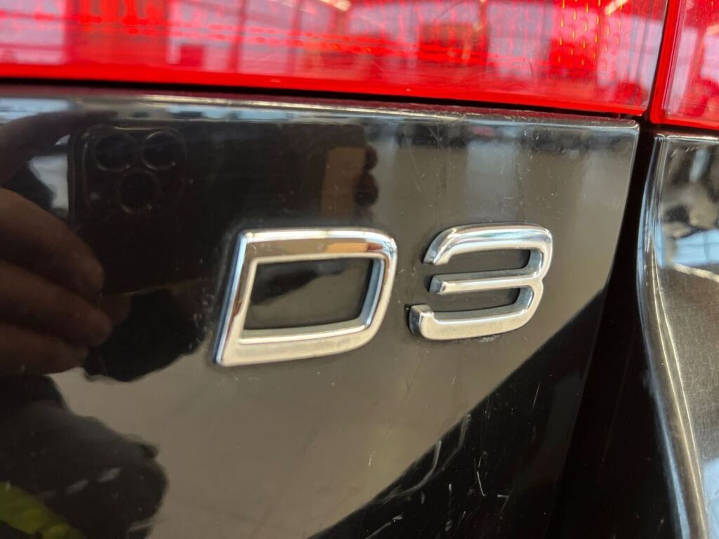 Volvo V70 2011 Musta