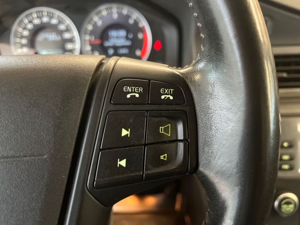 Volvo V70 2011 Musta