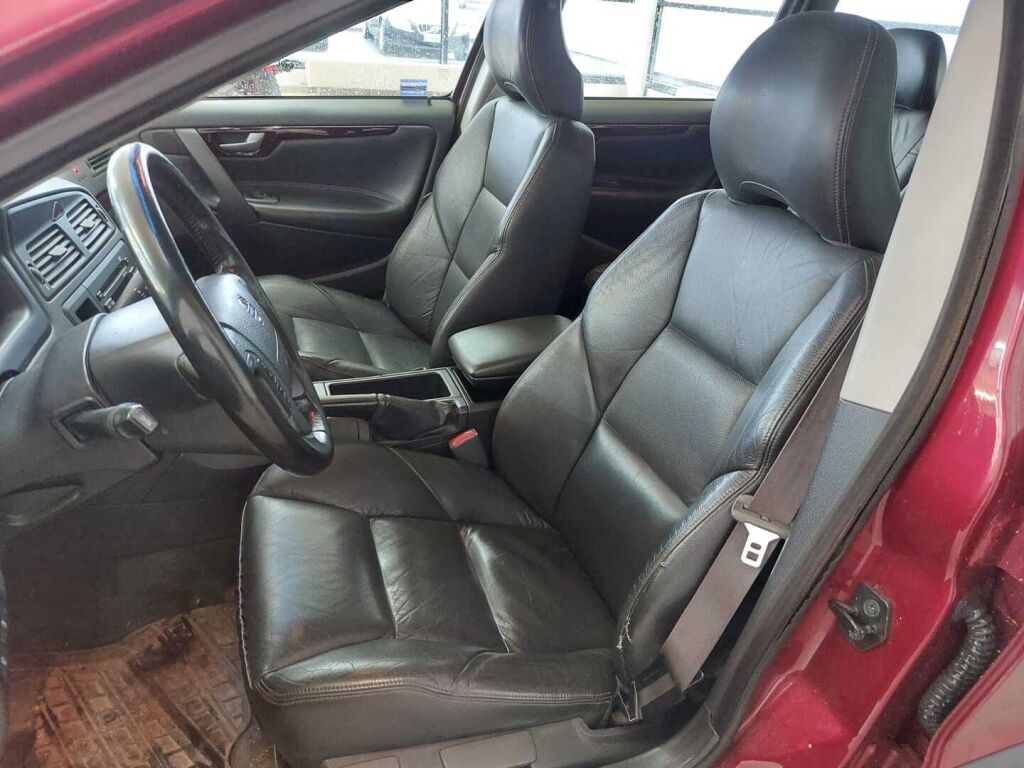Volvo V70 2004 Punainen