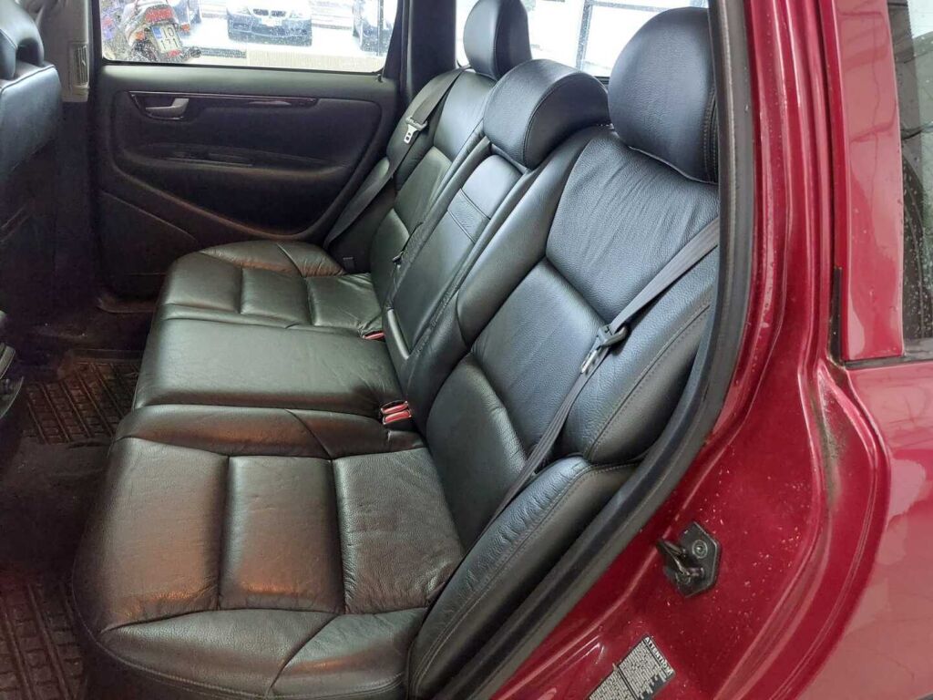 Volvo V70 2004 Punainen