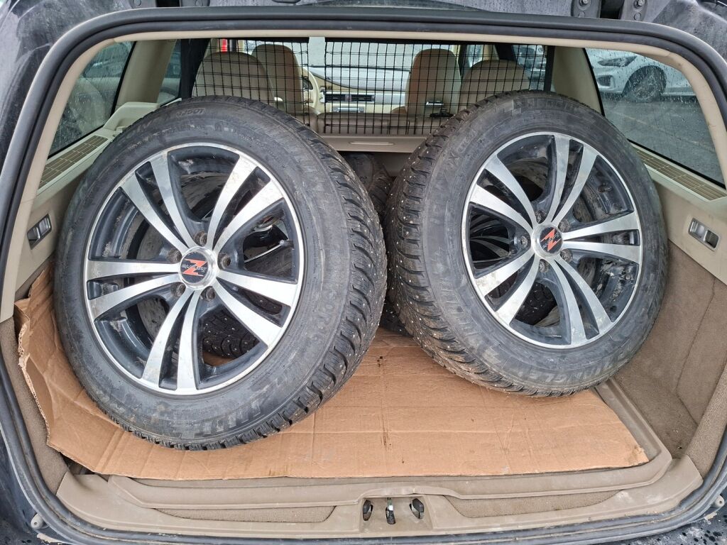 Volvo V70 2008 Musta