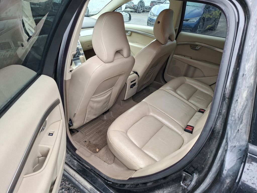 Volvo V70 2008 Musta