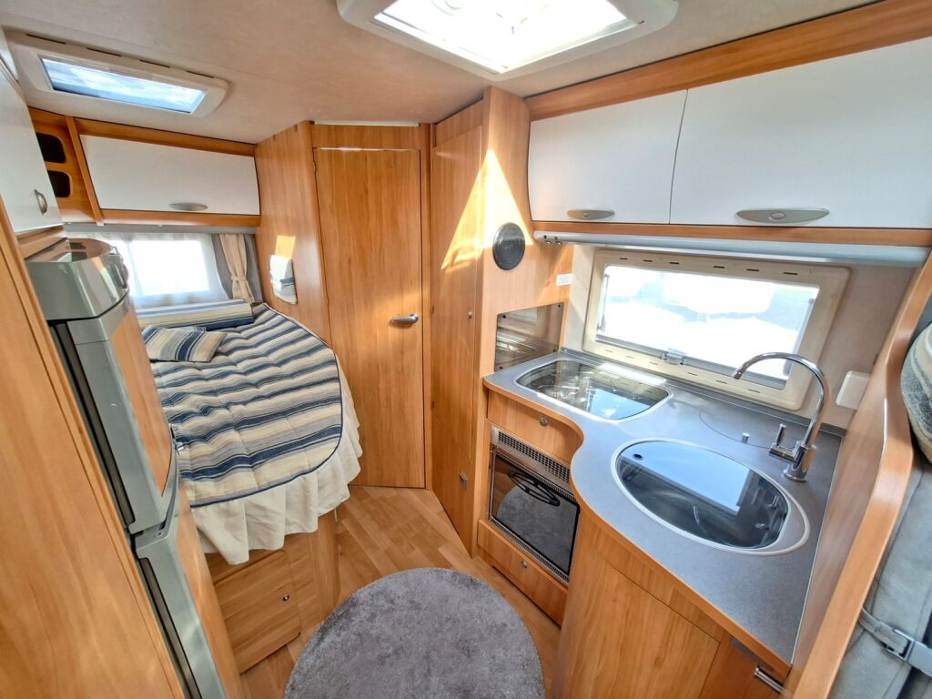 Adria Coral Plus 650 SP 2007 Valkoinen