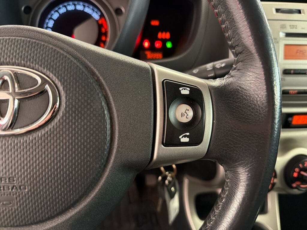 Toyota Urban Cruiser 2010 Punainen