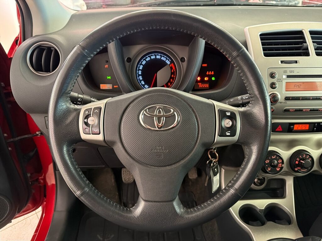 Toyota Urban Cruiser 2010 Punainen