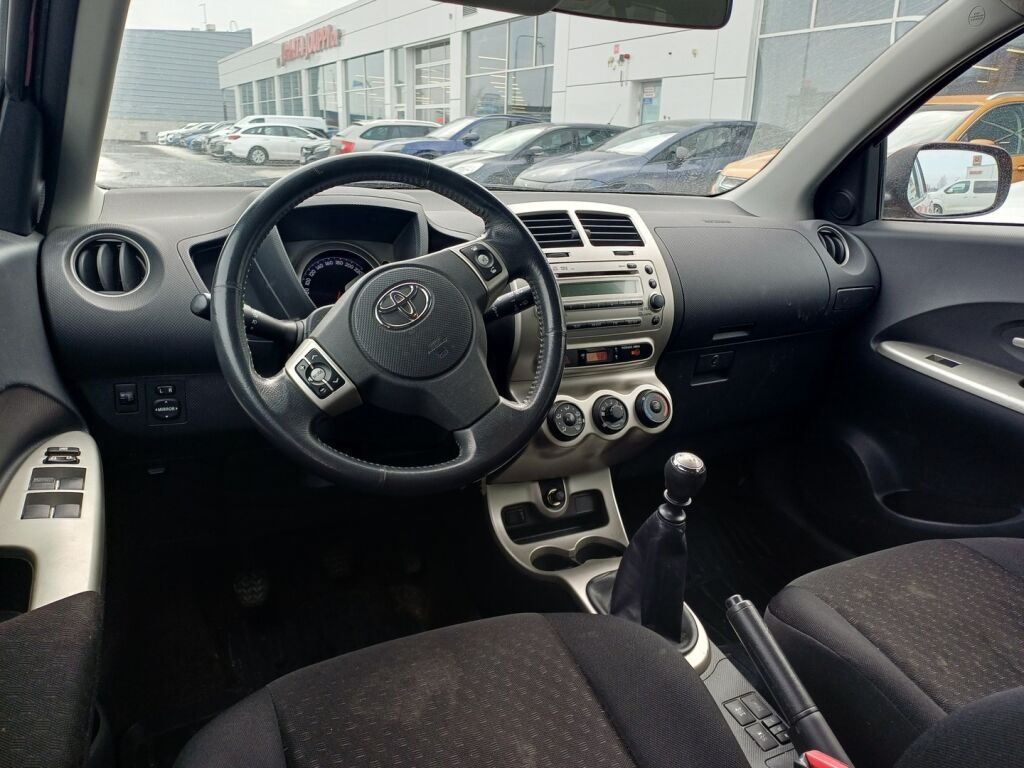 Toyota Urban Cruiser 2010 Punainen