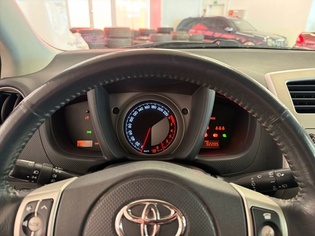 Toyota Urban Cruiser 2010 Punainen