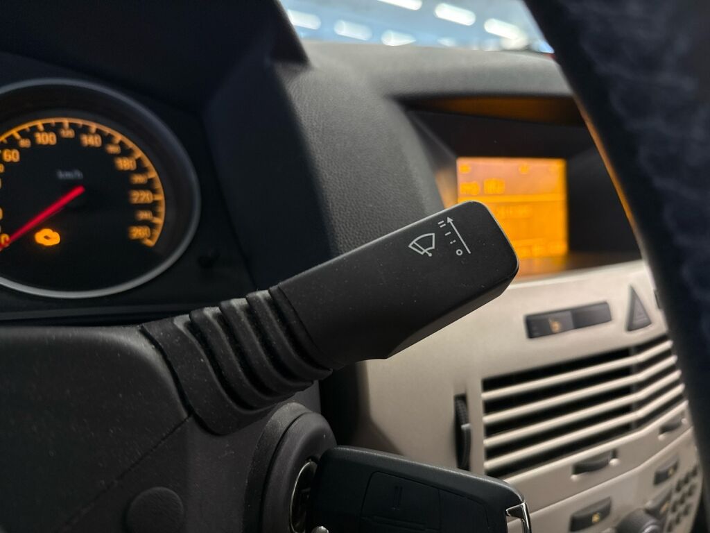 Opel Astra 2009 Punainen