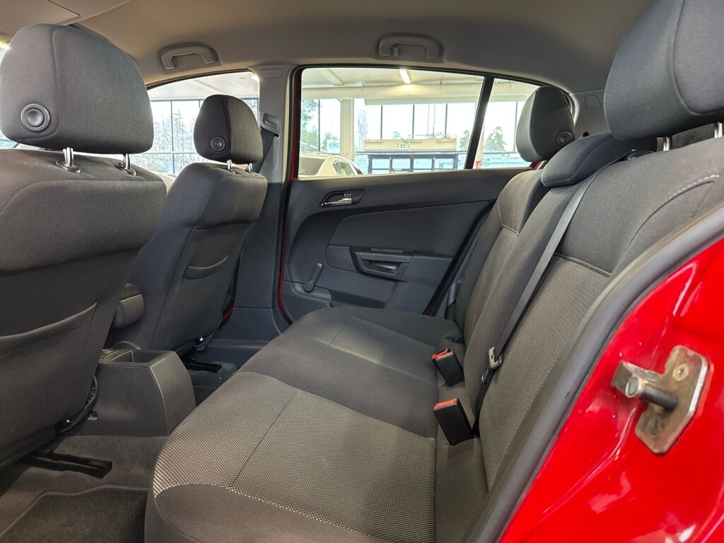 Opel Astra 2009 Punainen