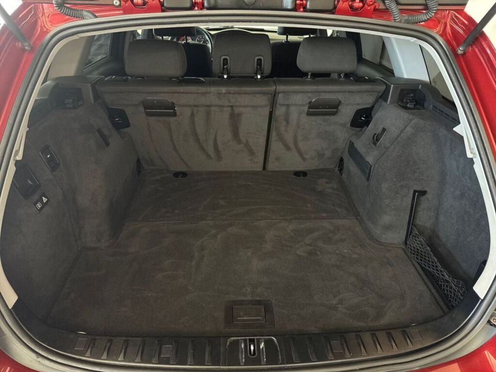 BMW 318 2012 Punainen