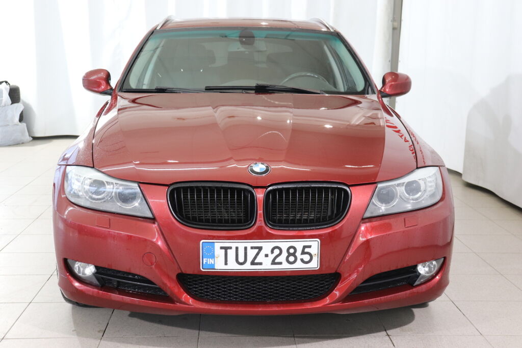 BMW 318 2012 Punainen
