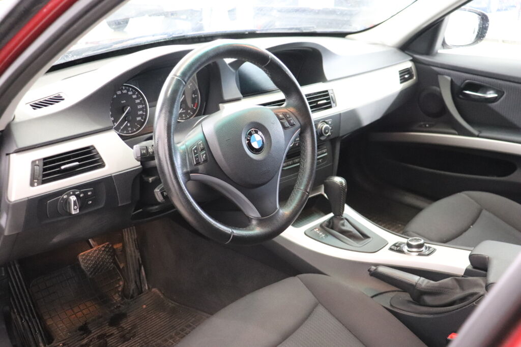 BMW 318 2012 Punainen