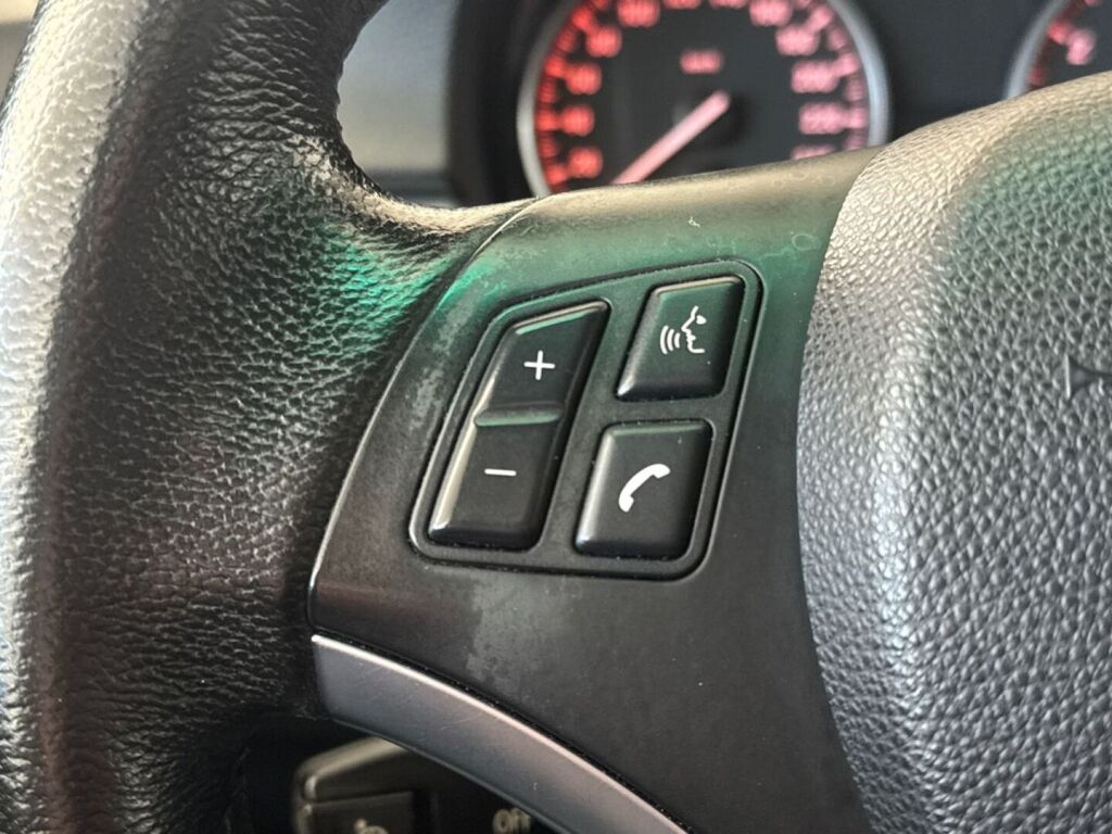 BMW 318 2012 Punainen