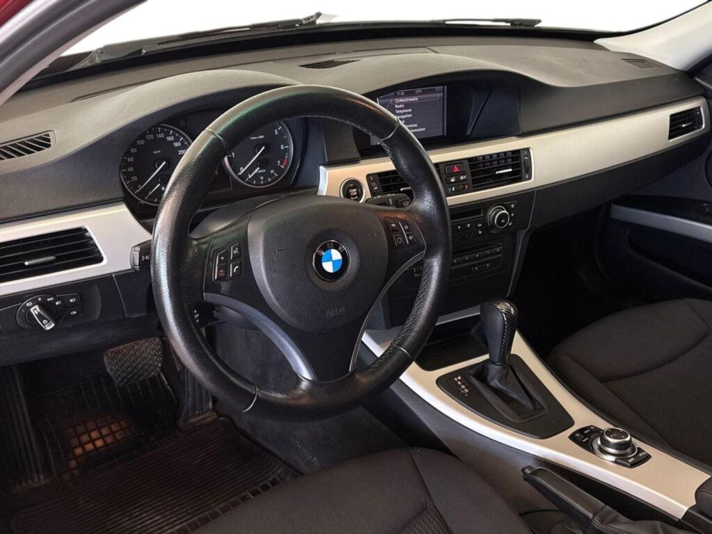 BMW 318 2012 Punainen
