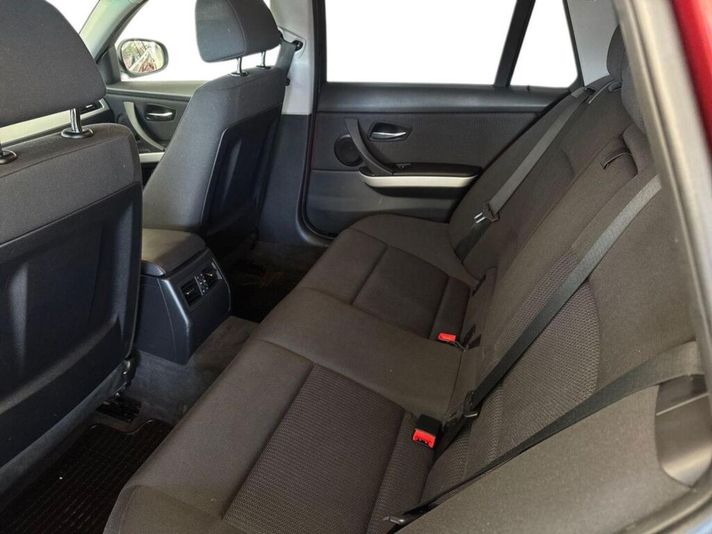 BMW 318 2012 Punainen