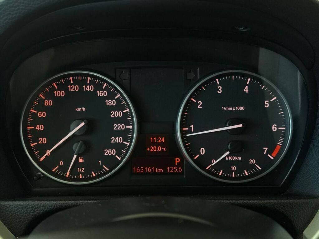 BMW 318 2012 Punainen