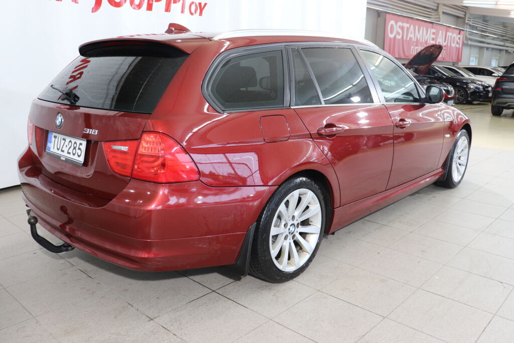 BMW 318 2012 Punainen