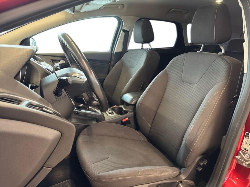 Ford Focus 2011 Punainen