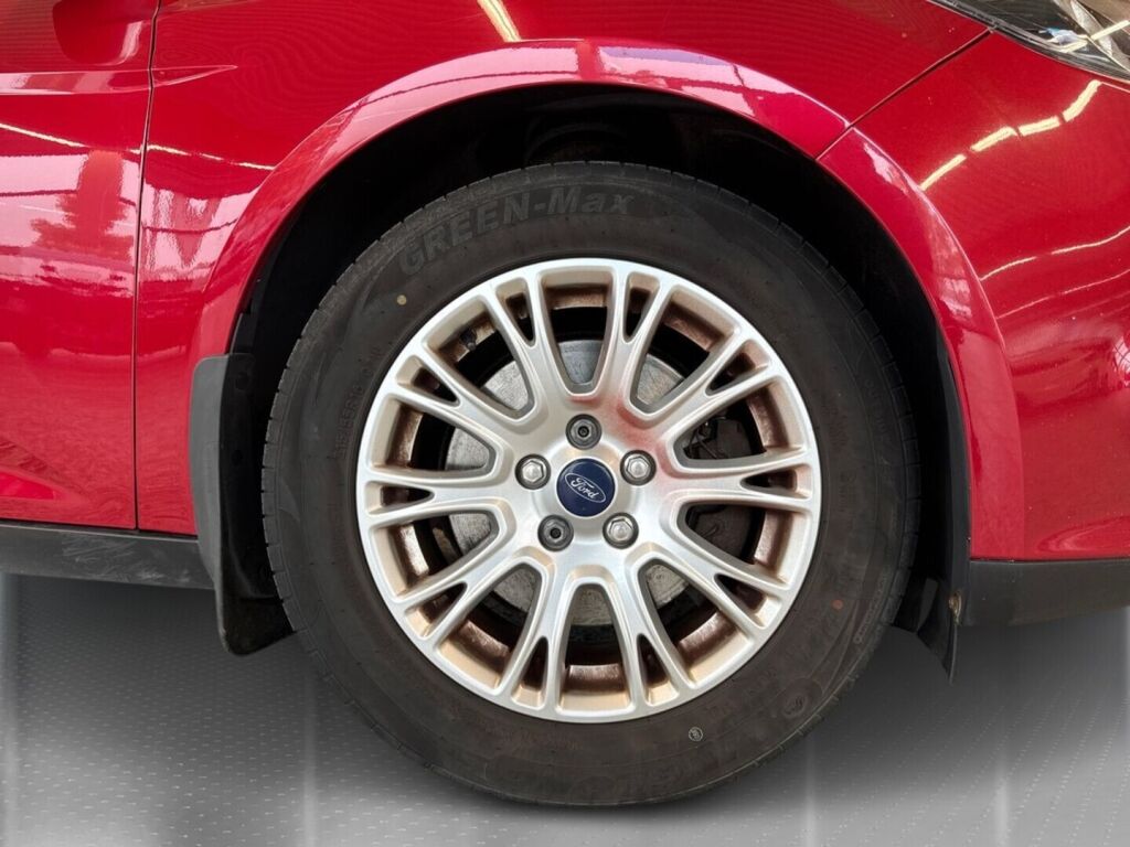 Ford Focus 2011 Punainen