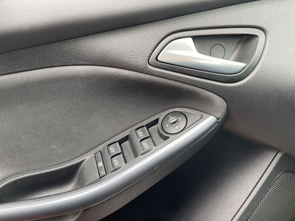 Ford Focus 2011 Punainen