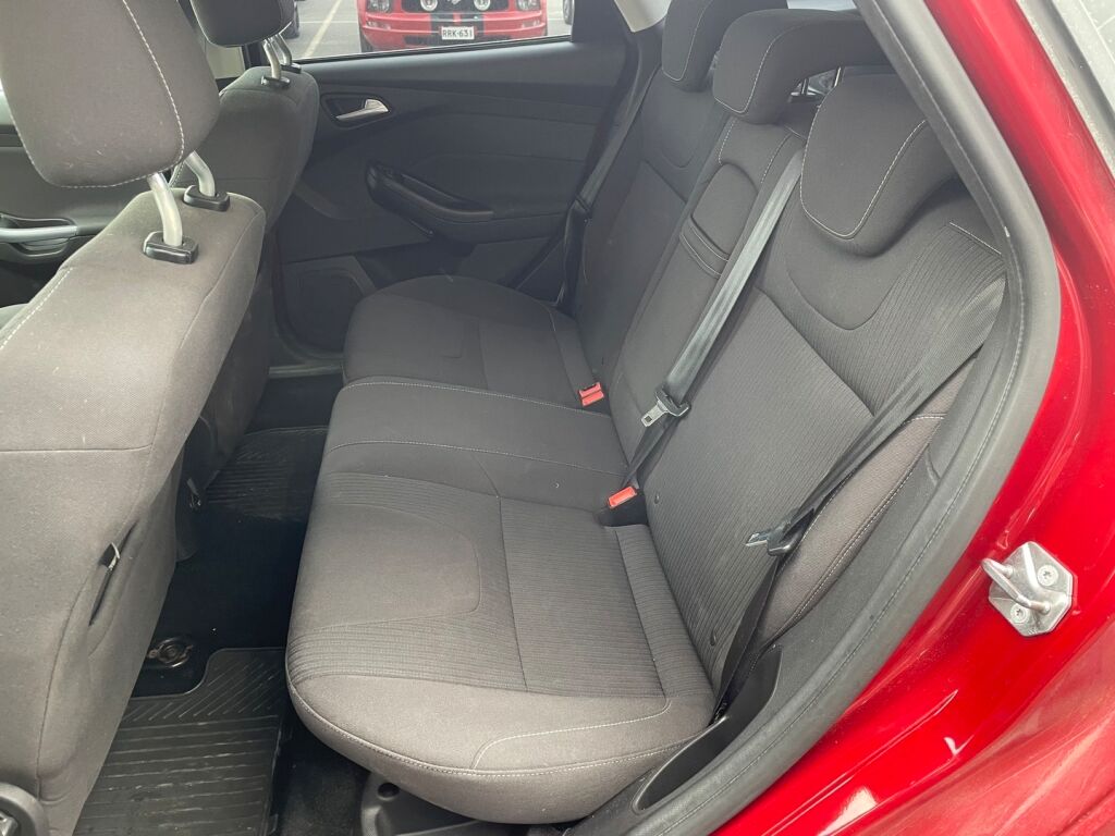 Ford Focus 2011 Punainen