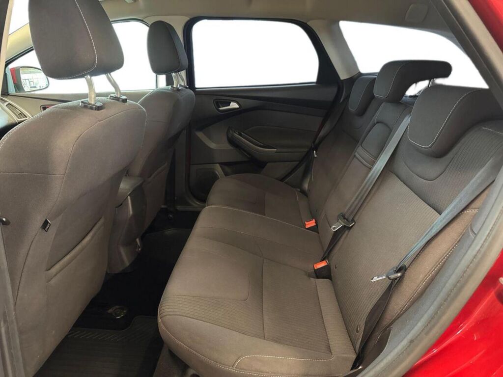 Ford Focus 2011 Punainen