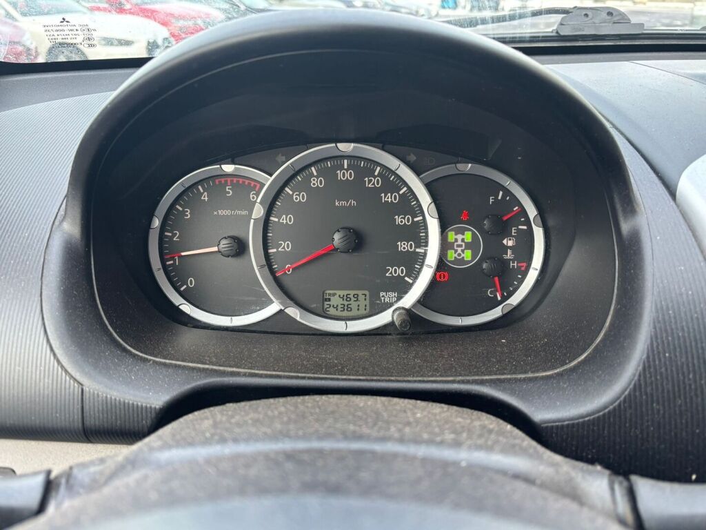 Mitsubishi L200 2011 Harmaa